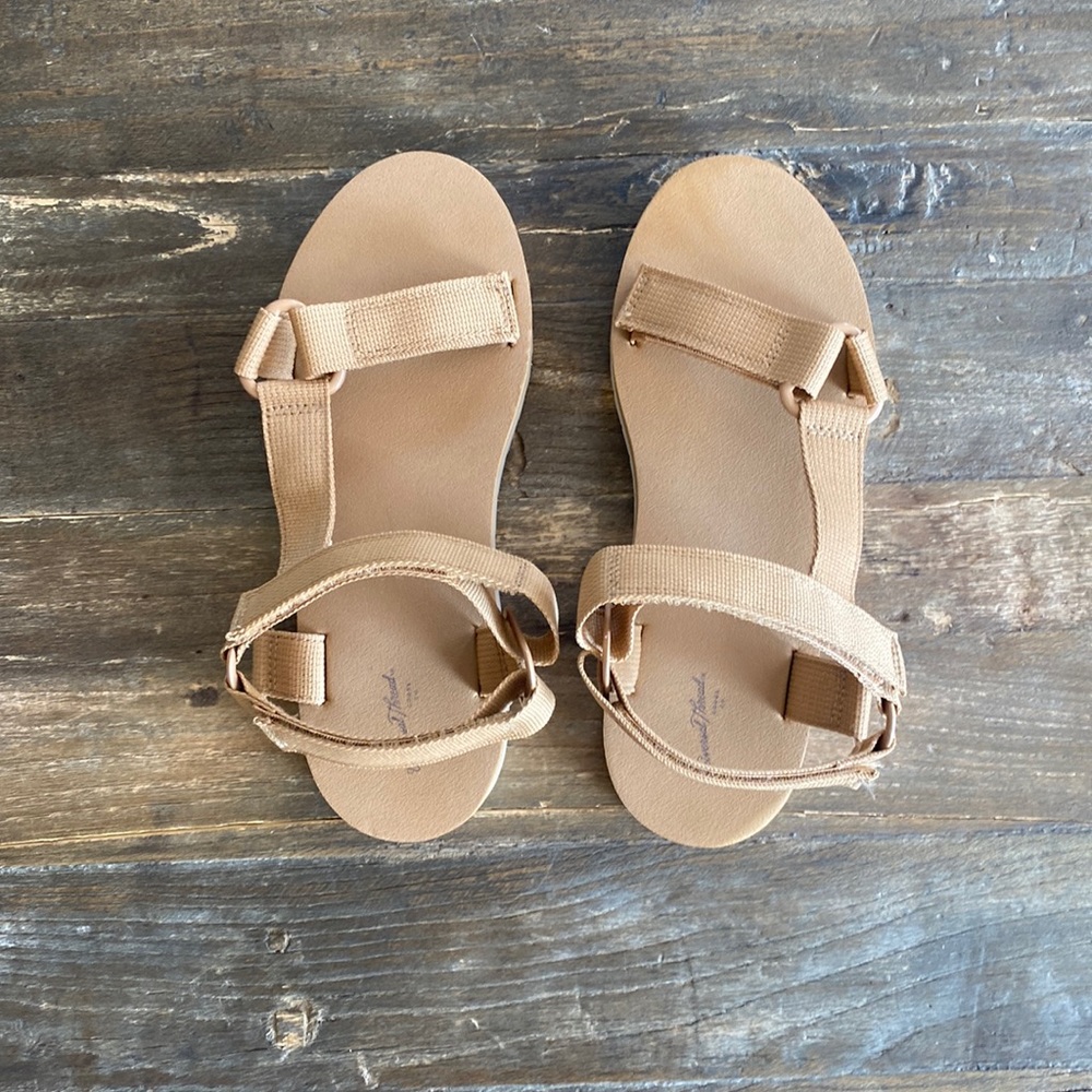 Universal Thread Neutral Platform Sandal